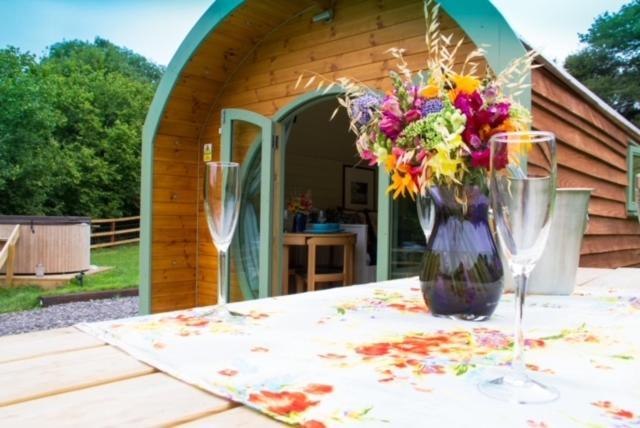 Hidden Wood Glamping And The Hideaway Cabin Warminster Esterno foto